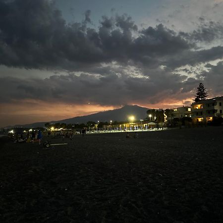 Appartamento I Puritani On The Beach Джардини Наксос Екстериор снимка