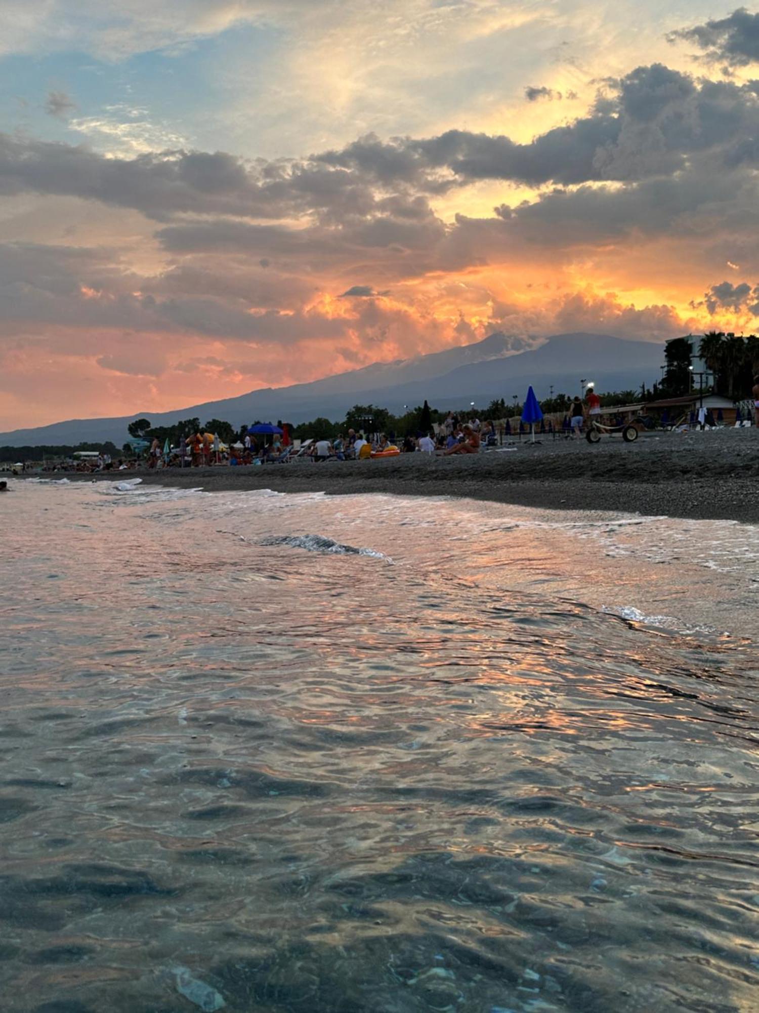 Appartamento I Puritani On The Beach Джардини Наксос Екстериор снимка