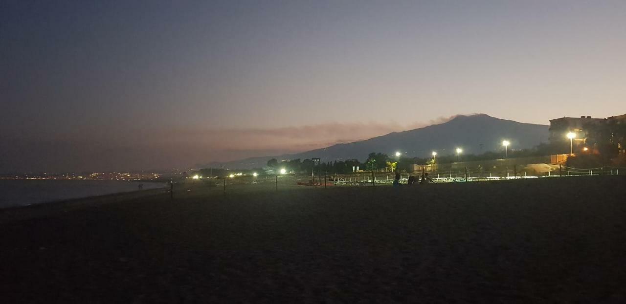 Appartamento I Puritani On The Beach Джардини Наксос Екстериор снимка