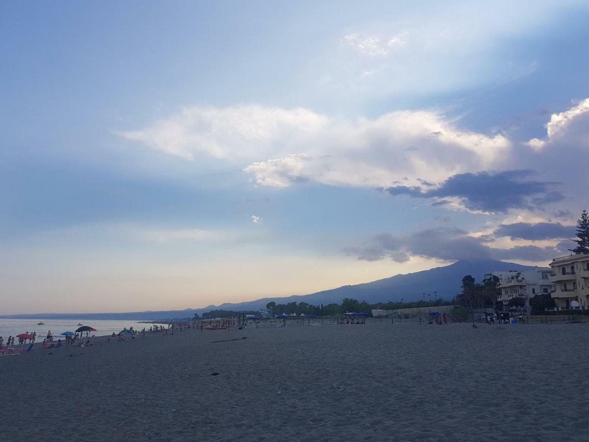 Appartamento I Puritani On The Beach Джардини Наксос Екстериор снимка