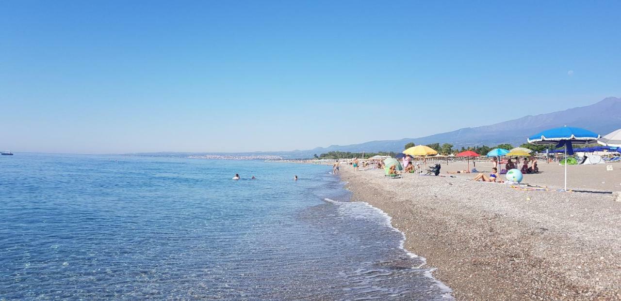 Appartamento I Puritani On The Beach Джардини Наксос Екстериор снимка